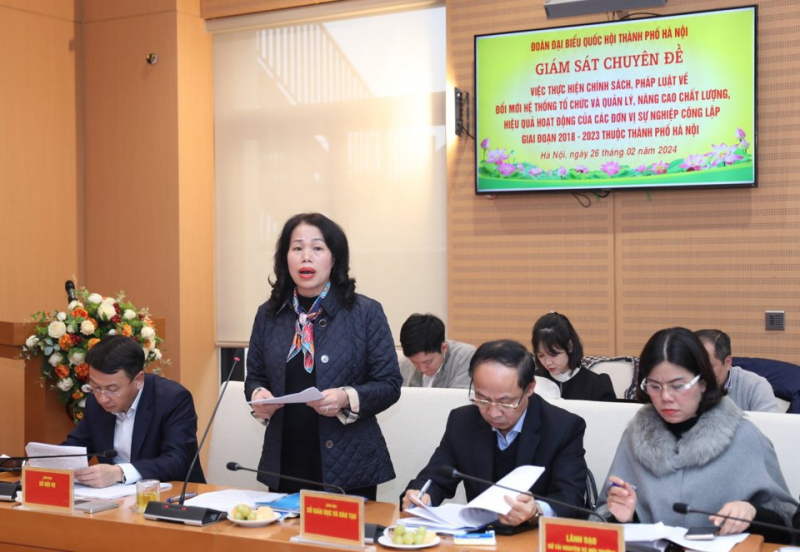 Phó Giám đốc Sở Nội vụ Hà Nội Nguyễn Thị Liễu báo cáo tại buổi giám sát